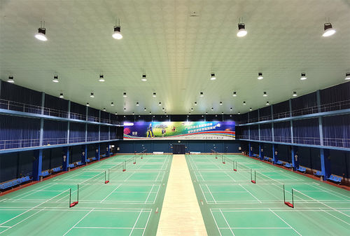 Aktueller Firmenfall über Badmintonplätze Beleuchtungsanlage in einem zentralen Park