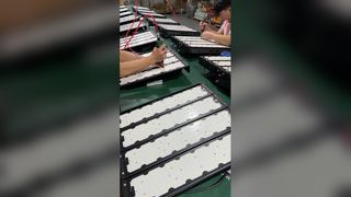 Beobachten Sie: LED-Leuchten mit Aluminiumkonstruktion – langlebige Vitrine für den Außenbereich