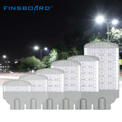 IP65 Wasserdichtheit Hochdurchlässigkeit Druckguss Aluminium LED Straßenleuchte für Außenräume